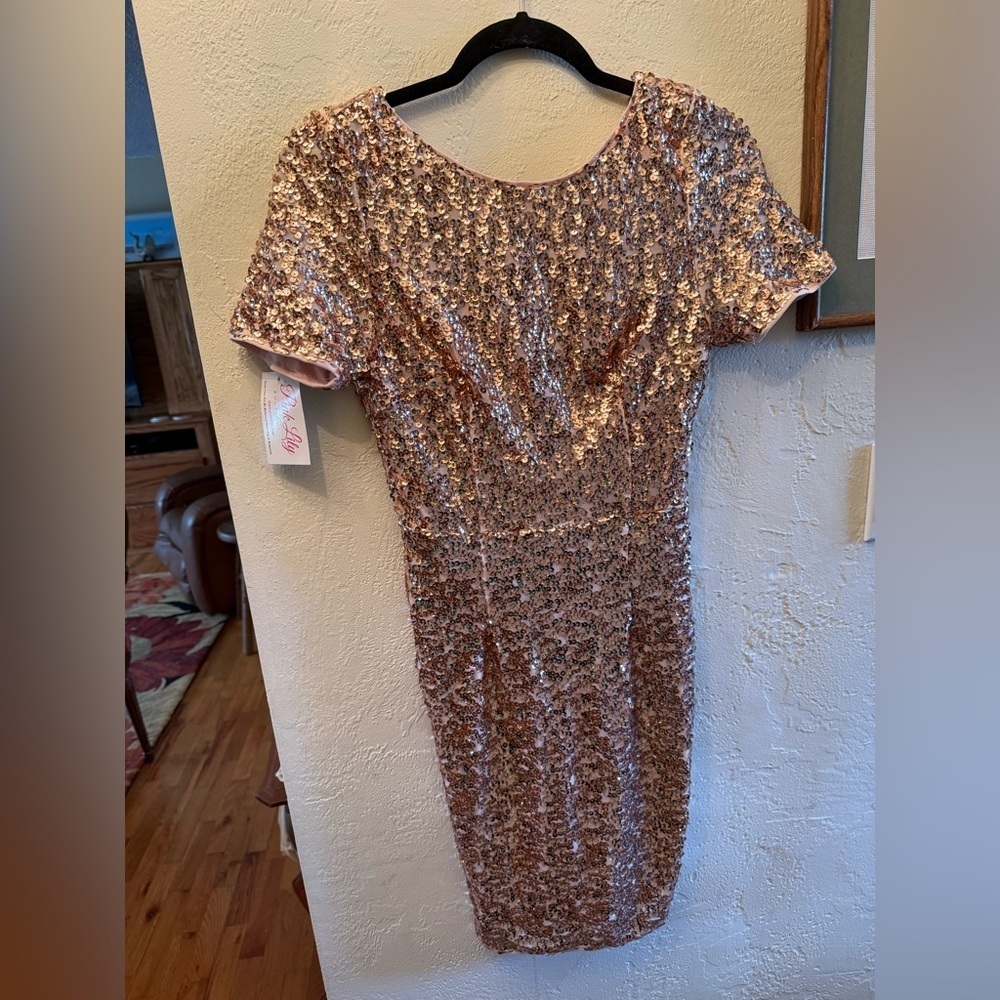Brand New Elegant short Sequin Dress in Rose Gold Sz Large